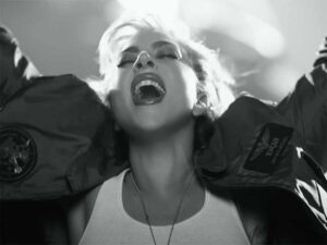 آهنگ انگلیسی Hold My Hand از Lady Gaga به همراه متن و ترجمه مجزا