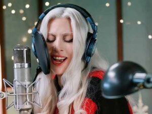 آهنگ انگلیسی Santa Claus Is Coming To Town از Lady Gaga به همراه متن و ترجمه مجزا