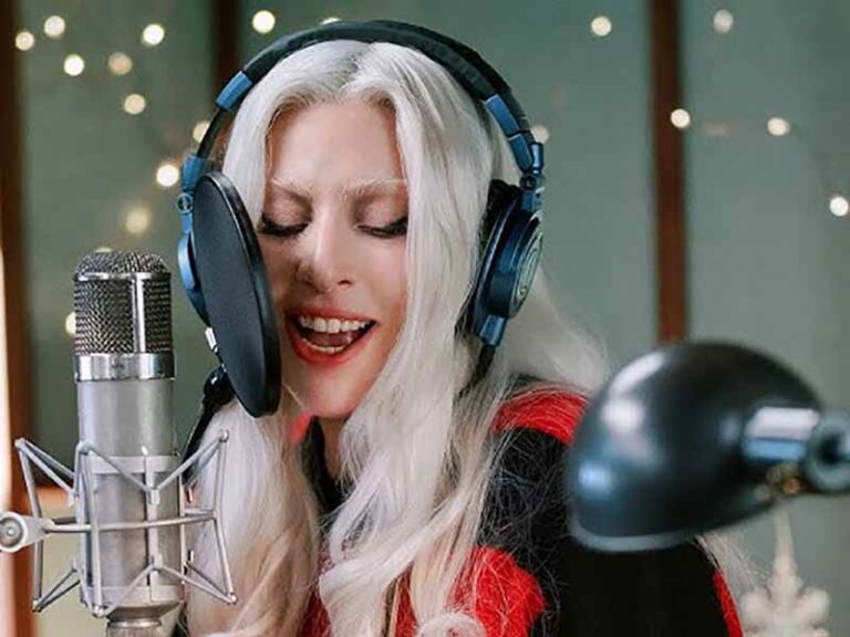 آهنگ انگلیسی Santa Claus Is Coming To Town از Lady Gaga به همراه متن و ترجمه مجزا