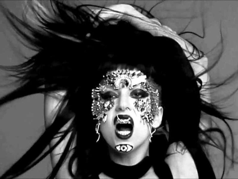 آهنگ انگلیسی آلمانی Scheiße از Lady Gaga به همراه متن و ترجمه مجزا