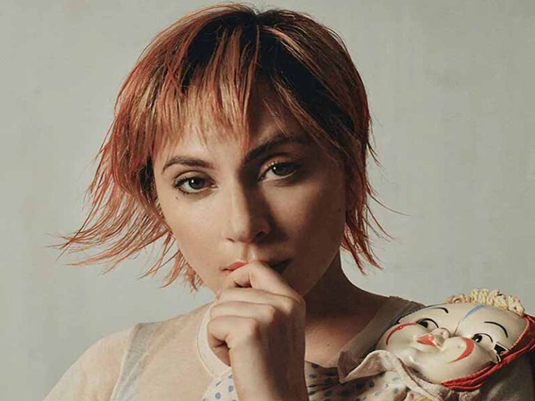 آهنگ انگلیسی World on a String از Lady Gaga به همراه متن و ترجمه مجزا