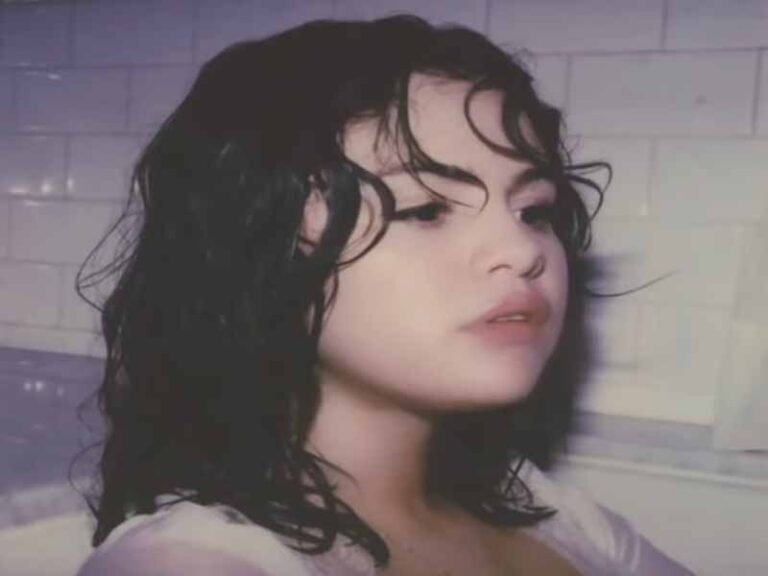 آهنگ انگلیسی Crowded Room از Selena Gomez به همراه متن و ترجمه مجزا