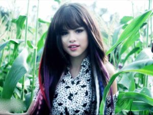 آهنگ انگلیسی Hit the Lights از Selena Gomez و The Scene به همراه متن و ترجمه مجزا