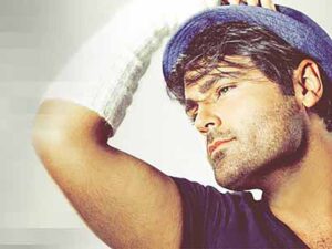 آهنگ “آروم آروم ای خوبه من” از سهراب پاکزاد با متن و ترجمه انگلیسی مجزا