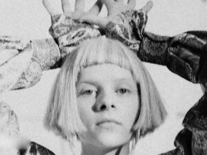 آهنگ انگلیسی Churchyard از AURORA به همراه متن و ترجمه مجزا