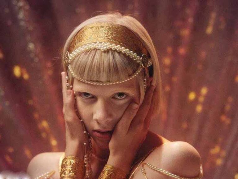 آهنگ انگلیسی Exist for Love از AURORA به همراه متن و ترجمه مجزا