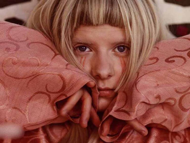 آهنگ انگلیسی Gentle Earthquakes از AURORA به همراه متن و ترجمه مجزا