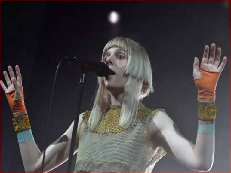 آهنگ انگلیسی Heathens از AURORA به همراه متن و ترجمه مجزا