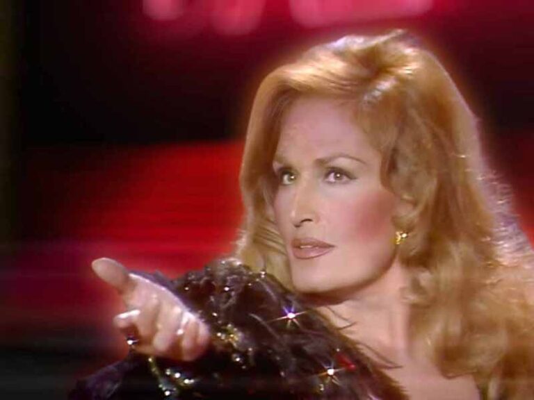 آهنگ فرانسوی Mourir sur scène از Adé به همراه متن و ترجمه مجزا