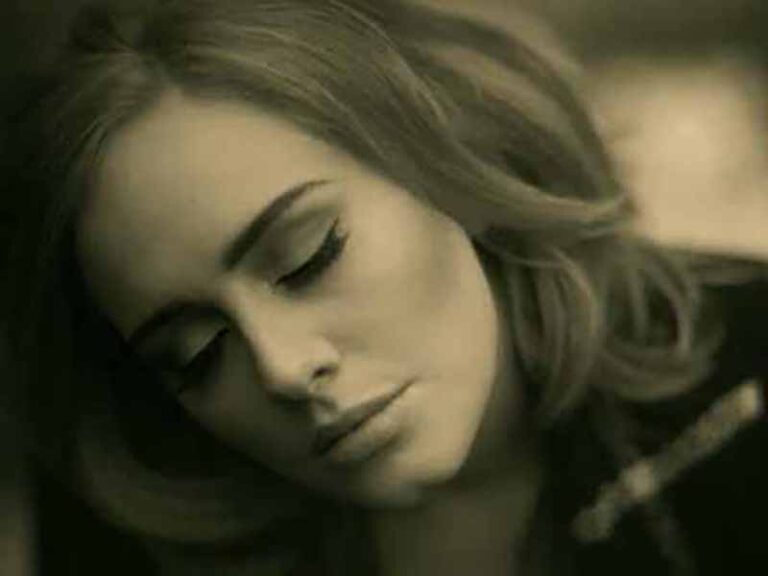 آهنگ انگلیسی Hello از Adele به همراه متن و ترجمه مجزا