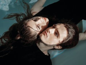 آهنگ فرانسوی Sous la pluie از Adèle & Robin به همراه متن و ترجمه مجزا