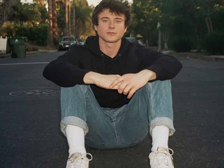 آهنگ انگلیسی If We Have Each Other از Alec Benjamin به همراه متن و ترجمه مجزا