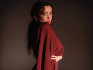 آهنگ لاتین Ave Maria از Alexiane به همراه متن و ترجمه مجزا