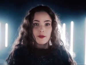 آهنگ انگلیسی Savage از Alexiane به همراه متن و ترجمه مجزا