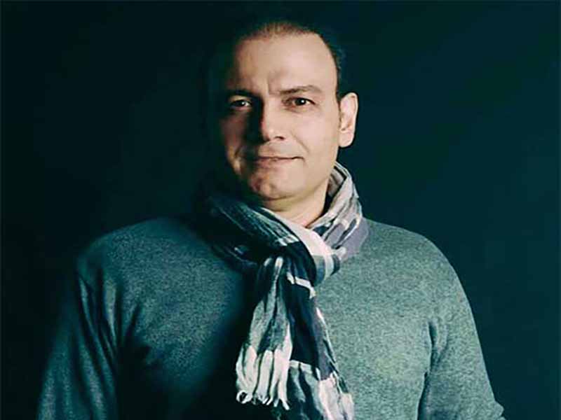 آهنگ “بی قرار” از علیرضا قربانی با متن و ترجمه انگلیسی مجزا