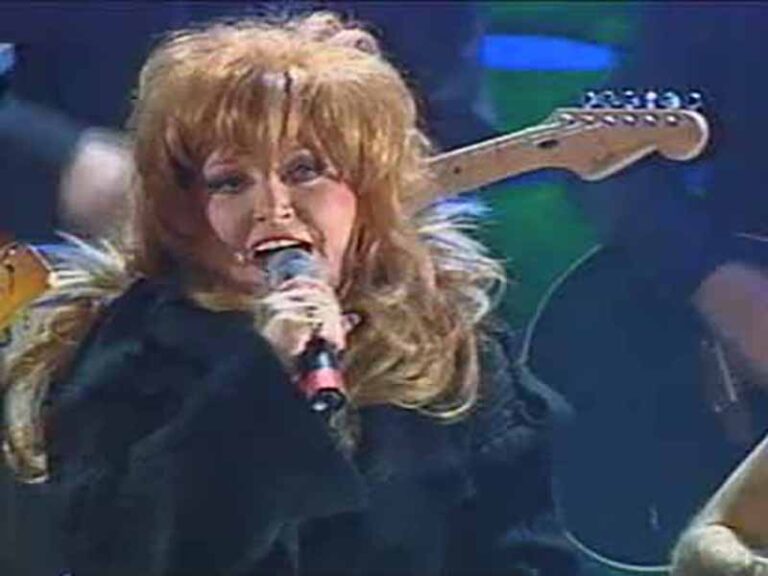 آهنگ روسی Девочка секонд-хэнд (Second-Hand Girl) از Alla Pugacheva با متن و ترجمه مجزا