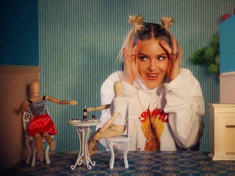 آهنگ انگلیسی HAUNT YOU از Anne Marie به همراه متن و ترجمه مجزا