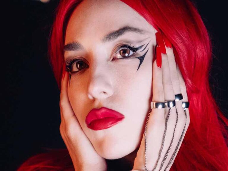 آهنگ انگلیسی In the Dark از Ava Max به همراه متن و ترجمه مجزا