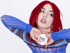 آهنگ انگلیسی Maybe You’re The Problem از Ava Max به همراه متن و ترجمه مجزا