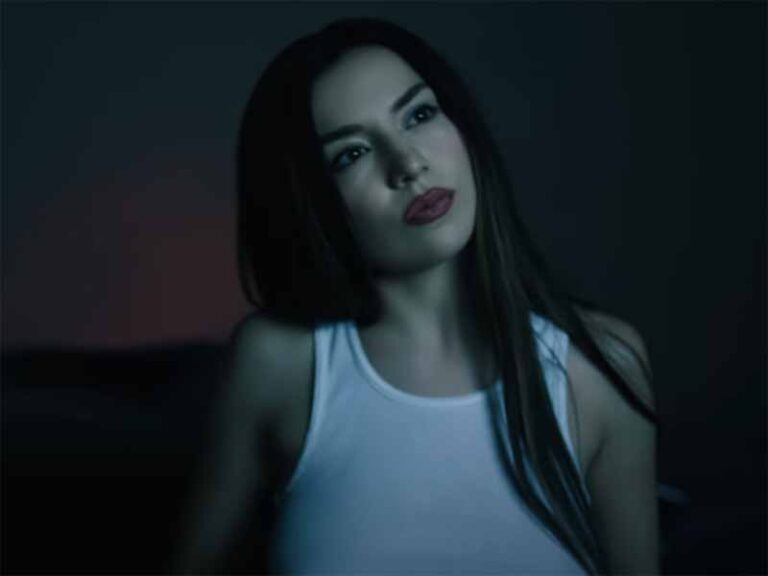 آهنگ انگلیسی Million Dollar Baby از Ava Max به همراه متن و ترجمه مجزا