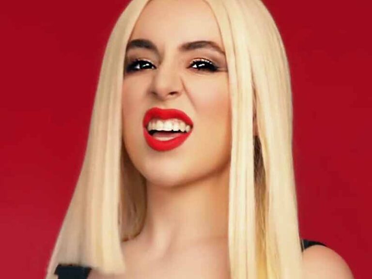 آهنگ انگلیسی Take You to Hell از Ava Max به همراه متن و ترجمه مجزا