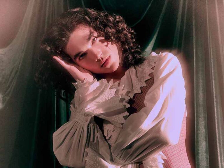 آهنگ انگلیسی Disaster از Conan Gray به همراه متن و ترجمه مجزا