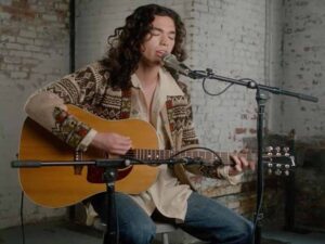 آهنگ انگلیسی Family Line از Conan Gray به همراه متن و ترجمه مجزا