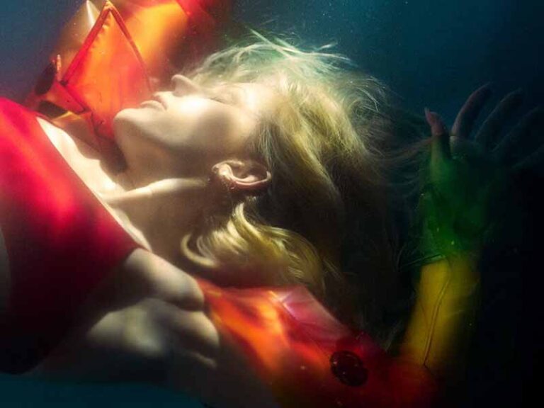 آهنگ انگلیسی By The End Of The Night از Ellie Goulding به همراه متن و ترجمه مجزا