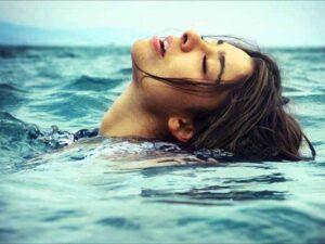 آهنگ انگلیسی Dead in the Water از Ellie Goulding به همراه متن و ترجمه مجزا