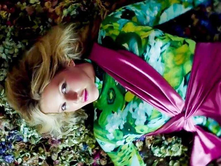 آهنگ انگلیسی Close to Me از Ellie Goulding و Swae Lee به همراه متن و ترجمه مجزا