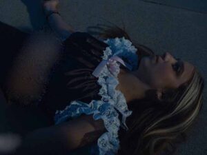 آهنگ انگلیسی Hope It Hurts از Isabel LaRosa به همراه متن و ترجمه مجزا