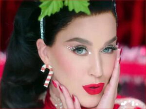 آهنگ انگلیسی Cozy Little Christmas از Katy Perry به همراه متن و ترجمه مجزا