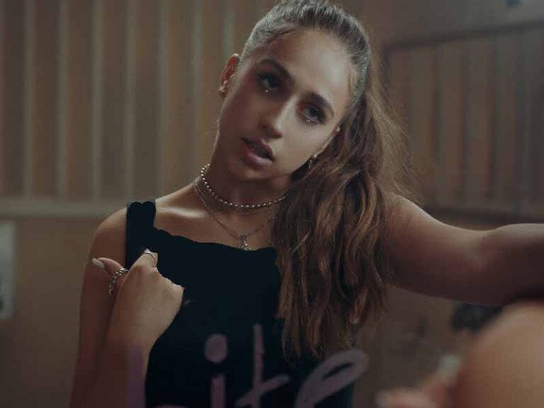 آهنگ انگلیسی all my friends are fake از Tate McRae به همراه متن و ترجمه مجزا