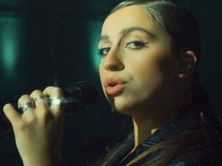 آهنگ انگلیسی Darkest Hour از Tate McRae به همراه متن و ترجمه مجزا