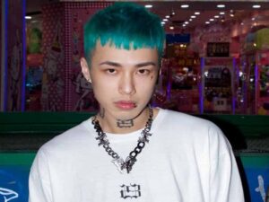 آهنگ چینی Ice Paper–中间人 از Wei Ran به همراه متن و ترجمه مجزا