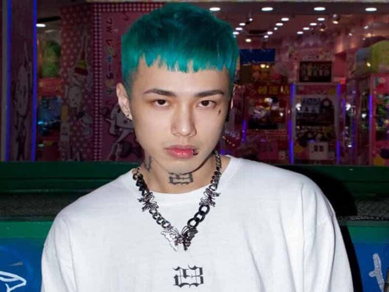 آهنگ چینی Ice Paper–中间人 از Wei Ran به همراه متن و ترجمه مجزا