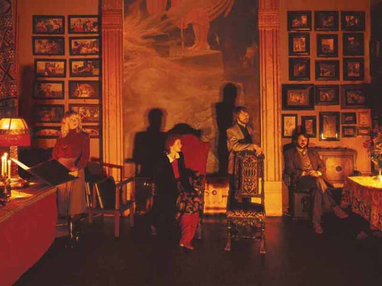 آهنگ انگلیسی The Visitors از ABBA به همراه متن و ترجمه مجزا