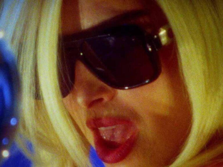 آهنگ انگلیسی Fame is a Gun از Addison Rae به همراه متن و ترجمه مجزا