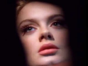 آهنگ انگلیسی Never Gonna Leave You از Adele به همراه متن و ترجمه مجزا