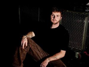 آهنگ انگلیسی Burning Down از Alex Warren به همراه متن و ترجمه مجزا