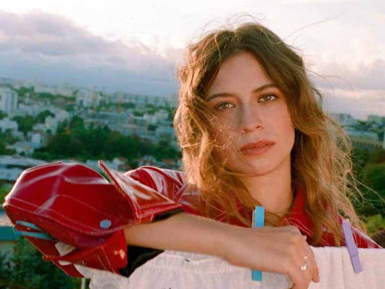 آهنگ فرانسوی C’est De La Frénésie از Alice et Moi به همراه متن و ترجمه مجزا