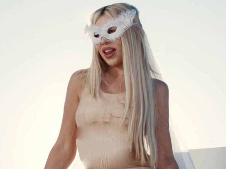 آهنگ انگلیسی Lovin Myself از Ava Max به همراه متن و ترجمه مجزا