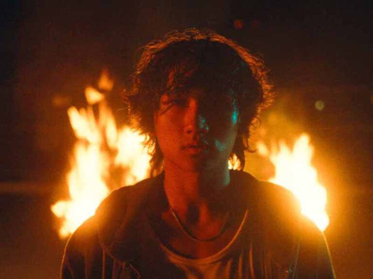 آهنگ انگلیسی Gaslight از BoyWithUke به همراه متن و ترجمه مجزا