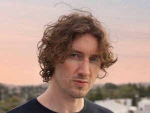 آهنگ انگلیسی Truth از Dean Lewis به همراه متن و ترجمه مجزا