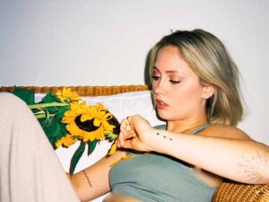 آهنگ انگلیسی A Toast to Letting Go از Greta Lovisa به همراه متن و ترجمه مجزا