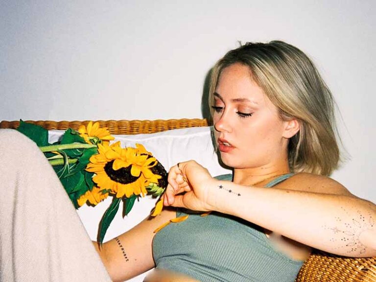 آهنگ انگلیسی A Toast to Letting Go از Greta Lovisa به همراه متن و ترجمه مجزا