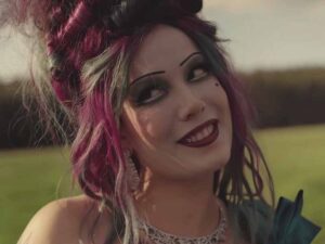 آهنگ انگلیسی Girl is a Gun از Halsey به همراه متن و ترجمه مجزا