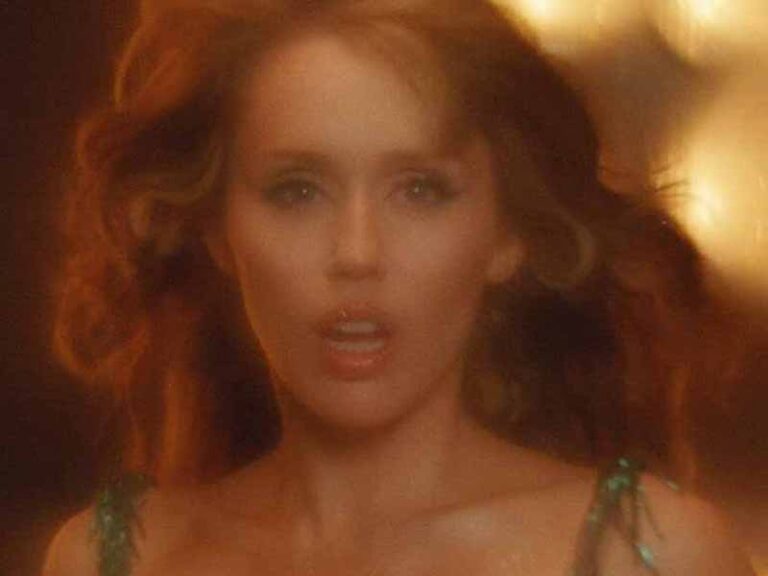 آهنگ انگلیسی Golden Burning Sun از Miley Cyrus به همراه متن و ترجمه مجزا