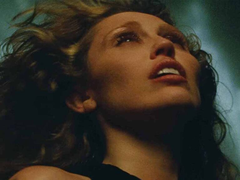 آهنگ انگلیسی Pretend You’re God از Miley Cyrus به همراه متن و ترجمه مجزا