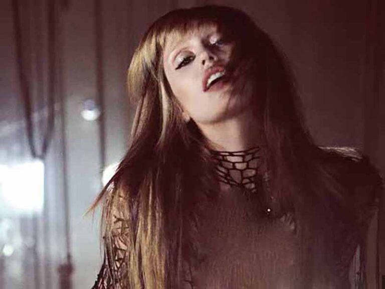 آهنگ انگلیسی Reborn از Miley Cyrus به همراه متن و ترجمه مجزا